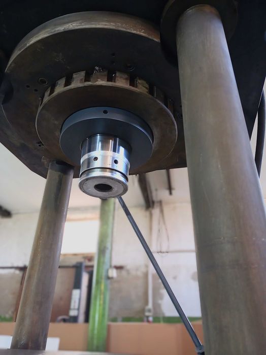 Prasa hydrauliczna firmy Hydrapres  200 T.