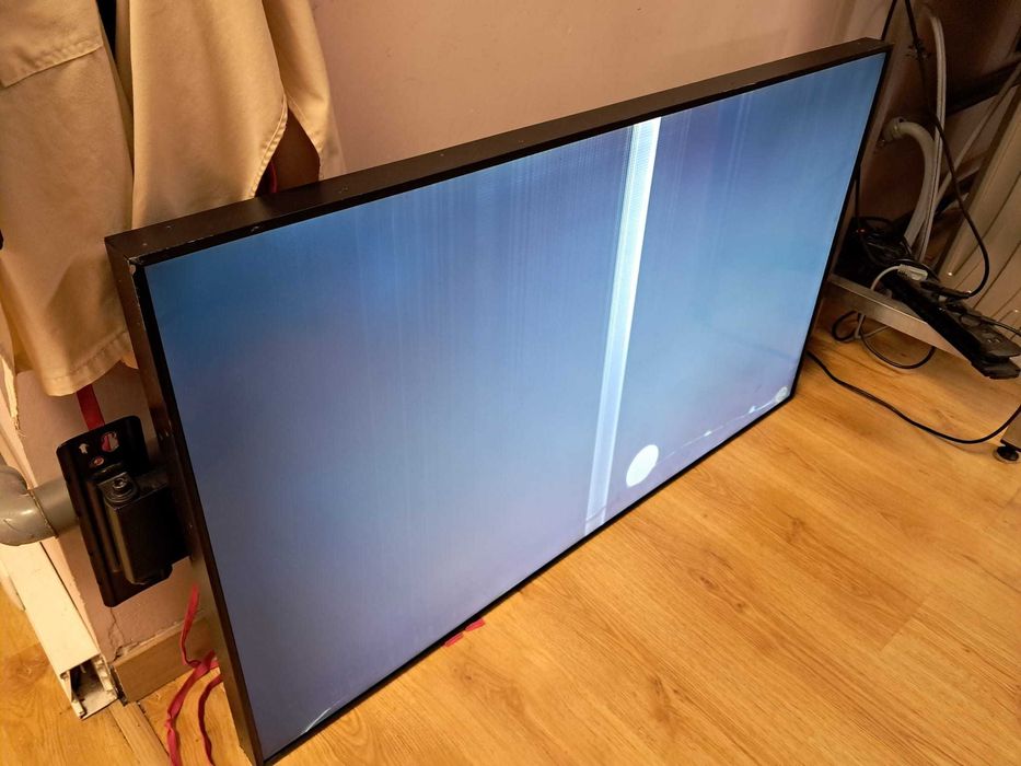 Ecrã/Monitor Profissional 55” Ultra High Brightness – Ecrã partido