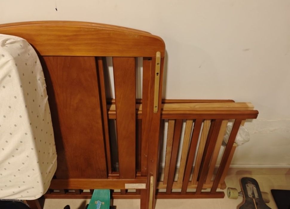 Cama de grades em madeira eira