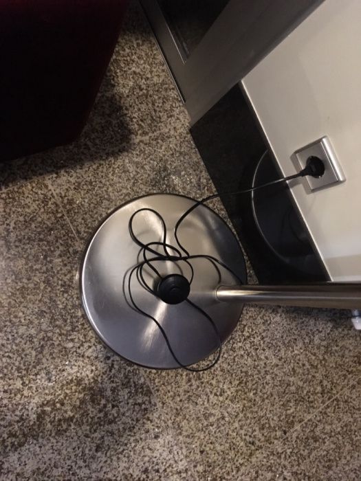 Candeeiro de pé curvo