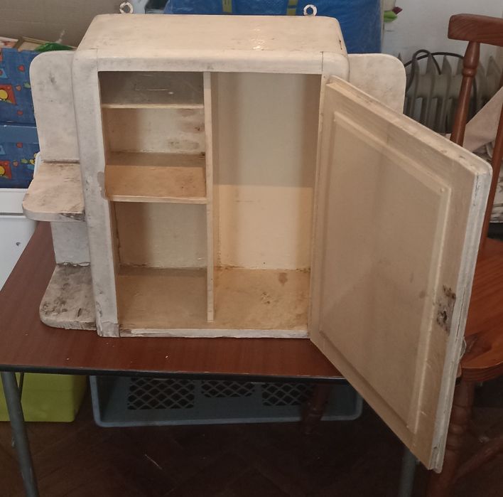 Antigo armário de casa de banho