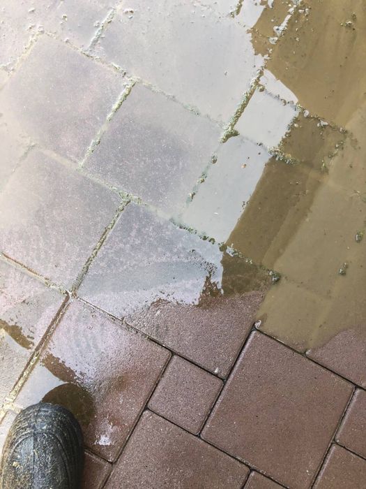 Мийка бруківки та дахів