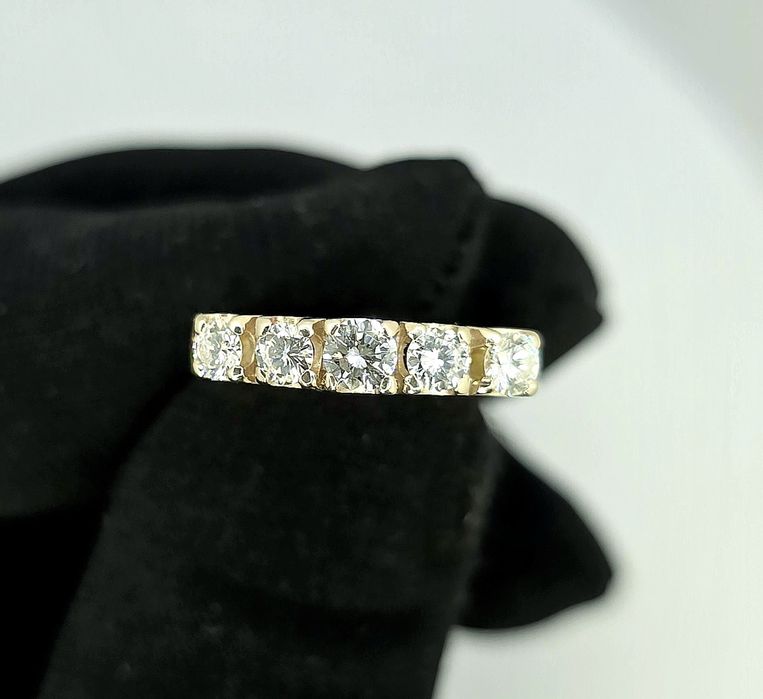 Золота каблучка з діамантами