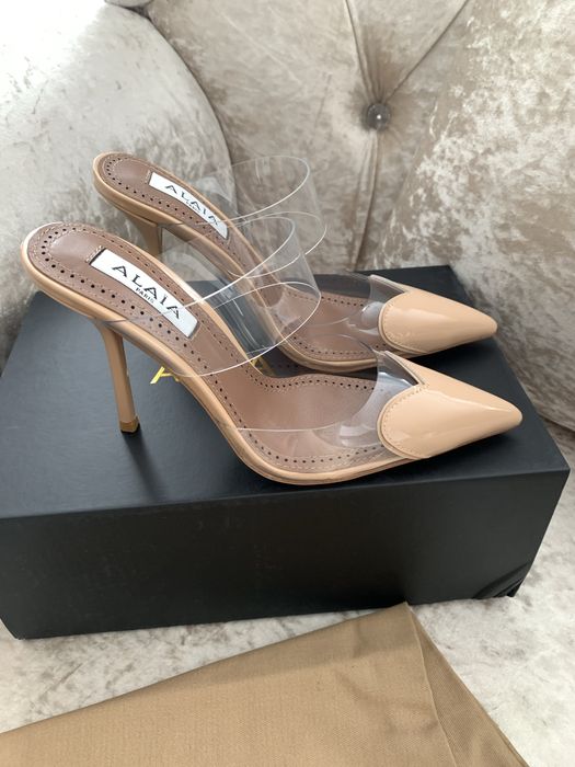 Босоніжки на підборах сердечки лакова шкіра