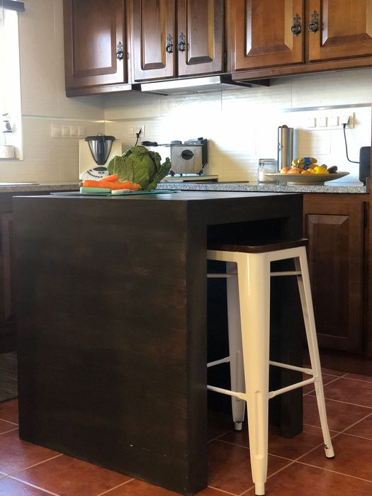 Ilhas de madeira para cozinha.