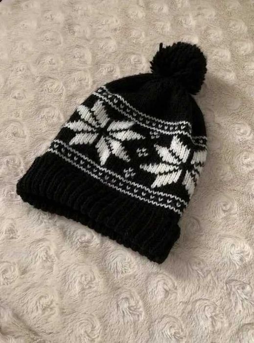 Czapka czarno-biała w wzorki z pomponem