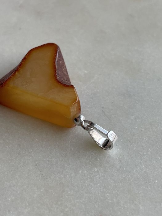Zawieszka artystyczna z bursztynu surowego