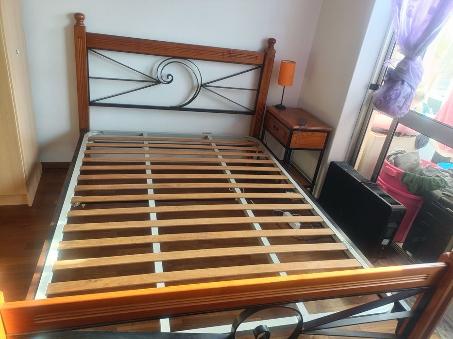 Cama casal em ótimo estado