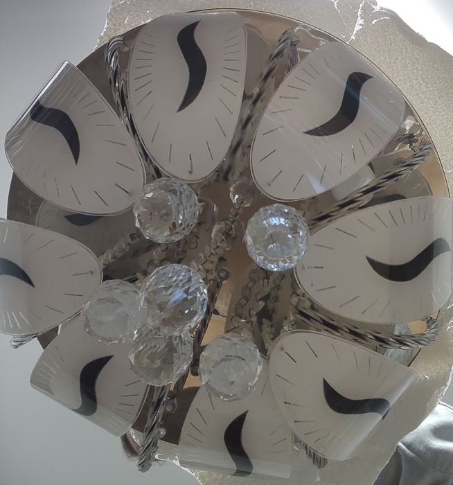 Люстра на пульту управління