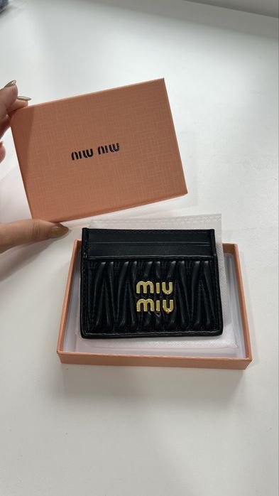 Porta-Cartões Miu Miu Preto – Autêntico, com Recibo e Caixa