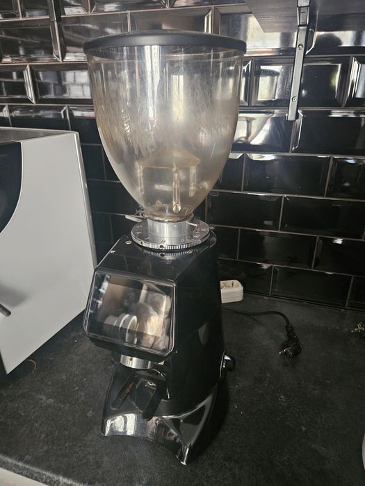 Продажа под кофейню оборудование мебель кофемашина бизнес