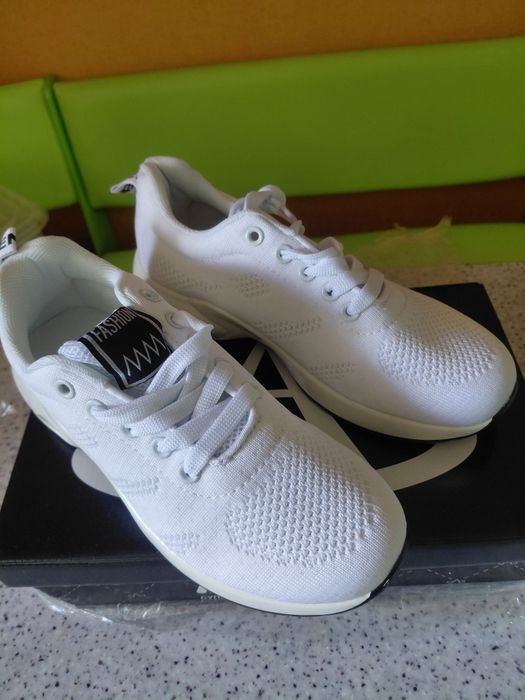 Кроссовки женские новые