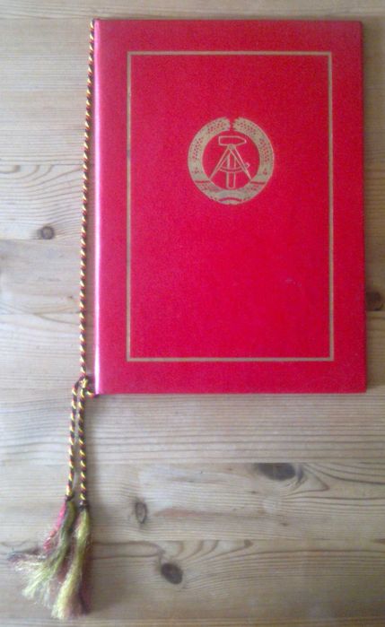 Stara teczka DDR z certyfikatem.