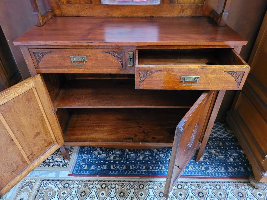 Móvel antigo em muito bom estado geral