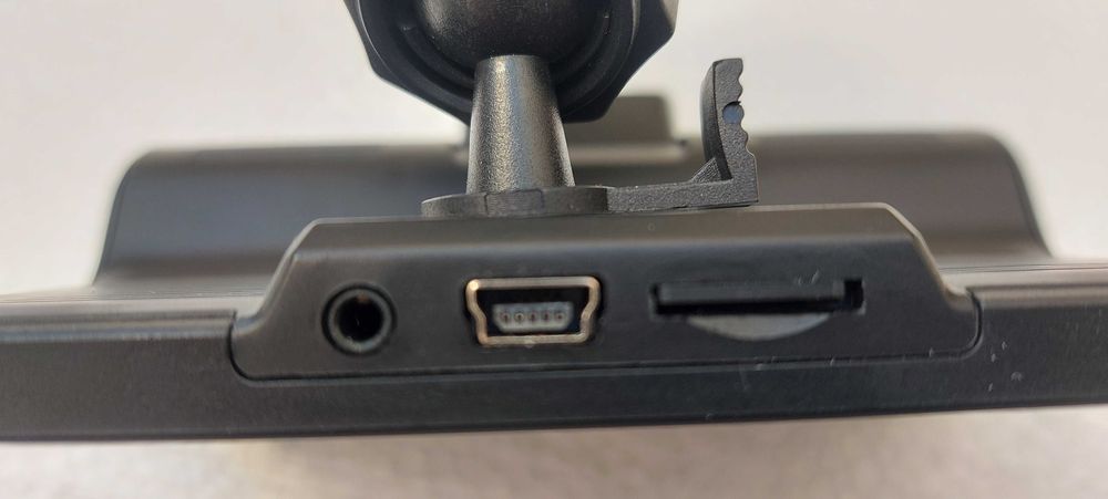 Estou vendendo uma câmera de carro. com duas lentes.