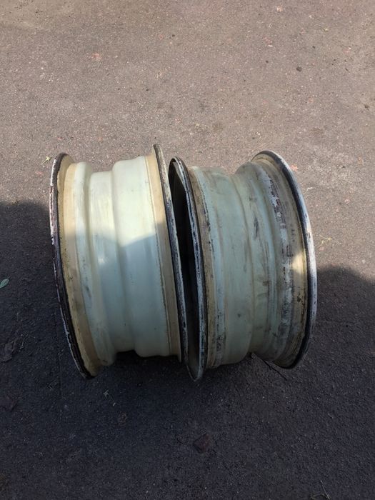 Також диски на 14 . 4 шт.ковпаки . Два жигульовських колеса на14