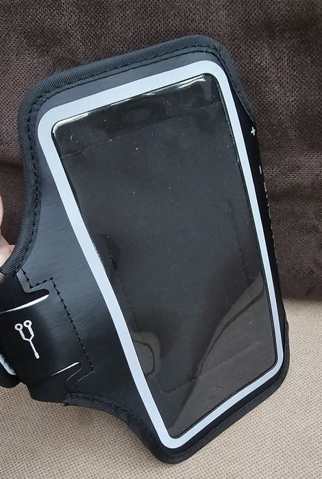 Nowa opaska na telefon na ramię.