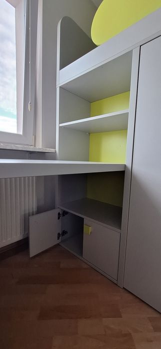 Łóżko piętrowe z garderobą i biurkiem