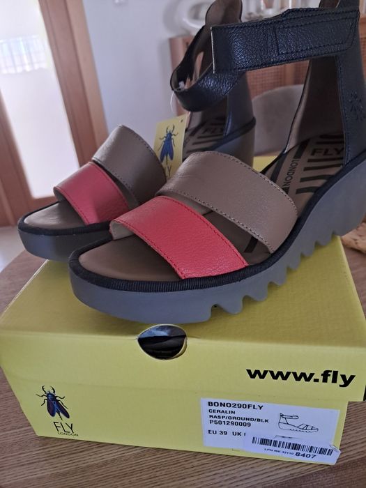 Sandálias fly london