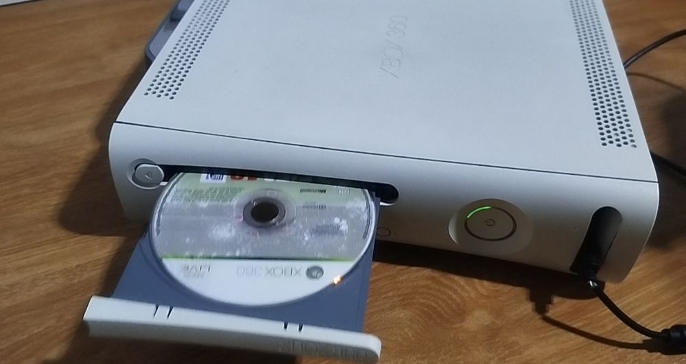 Xbox 360 Arcade com 2 comandos + 6 jogos