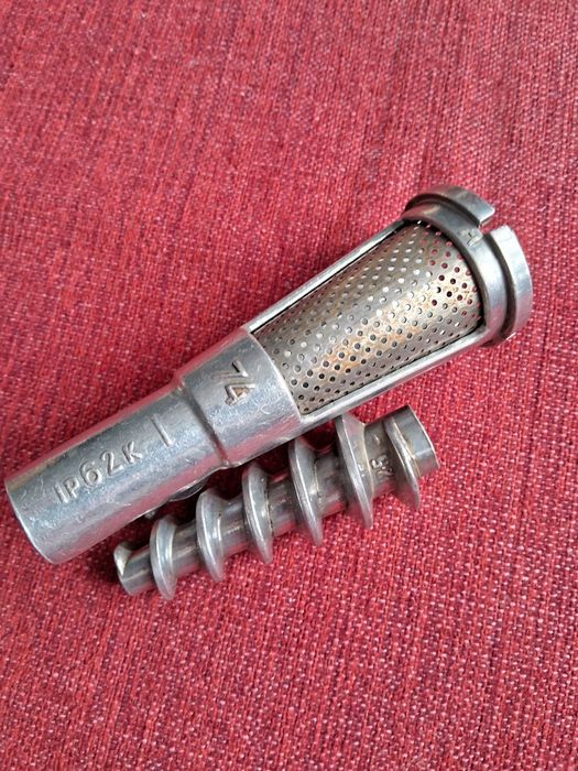 Соковыжималка приставка к ручной мясорубке для томатов.