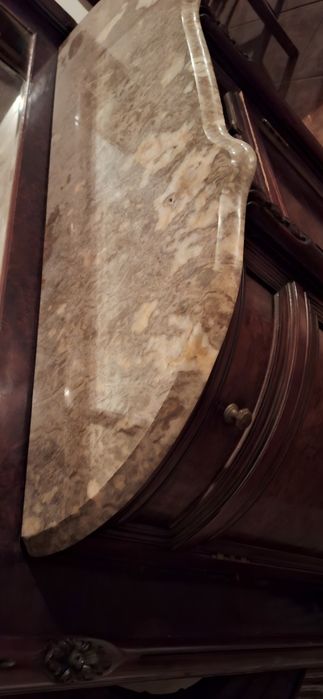 Elegante Aparador com Espelho e Tampo de Pedra