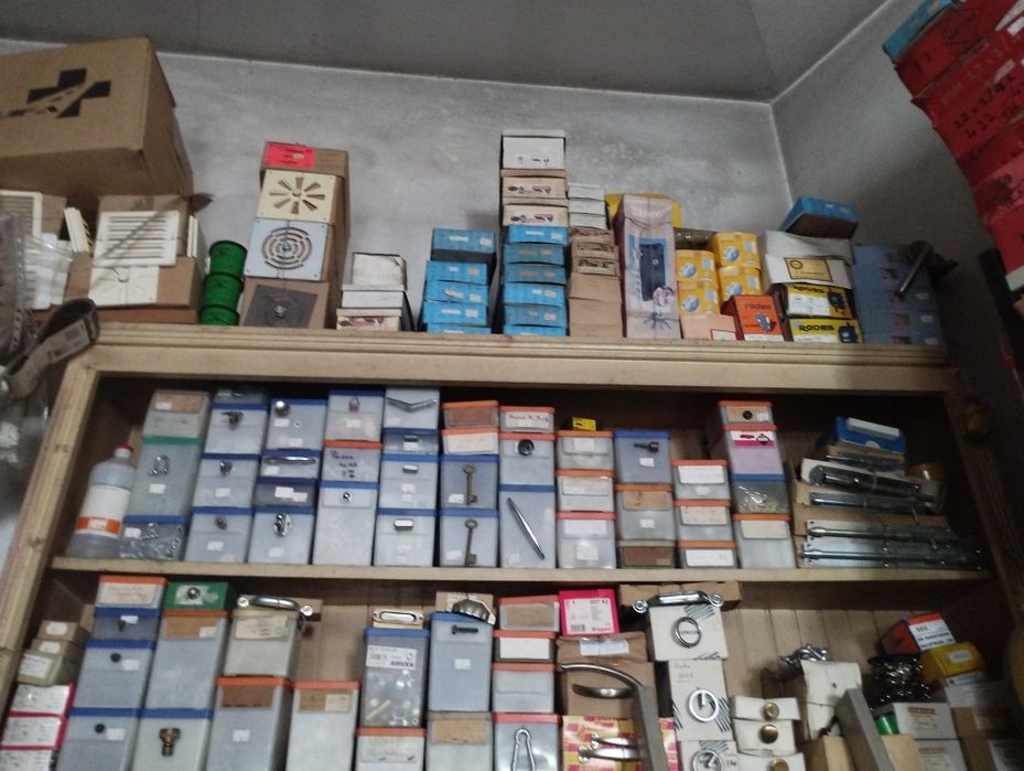 Ferragens (fechaduras,puxadores,anilhas)