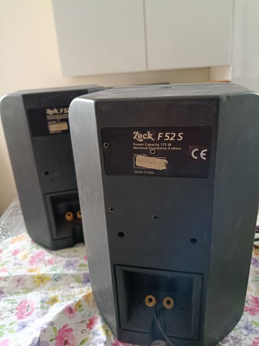 Dwa głośniki Zeck Audio F 52S.