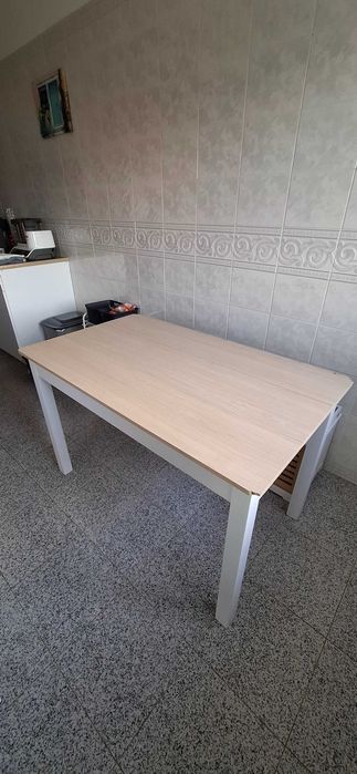 Mesa de cozinha branca e carvalho