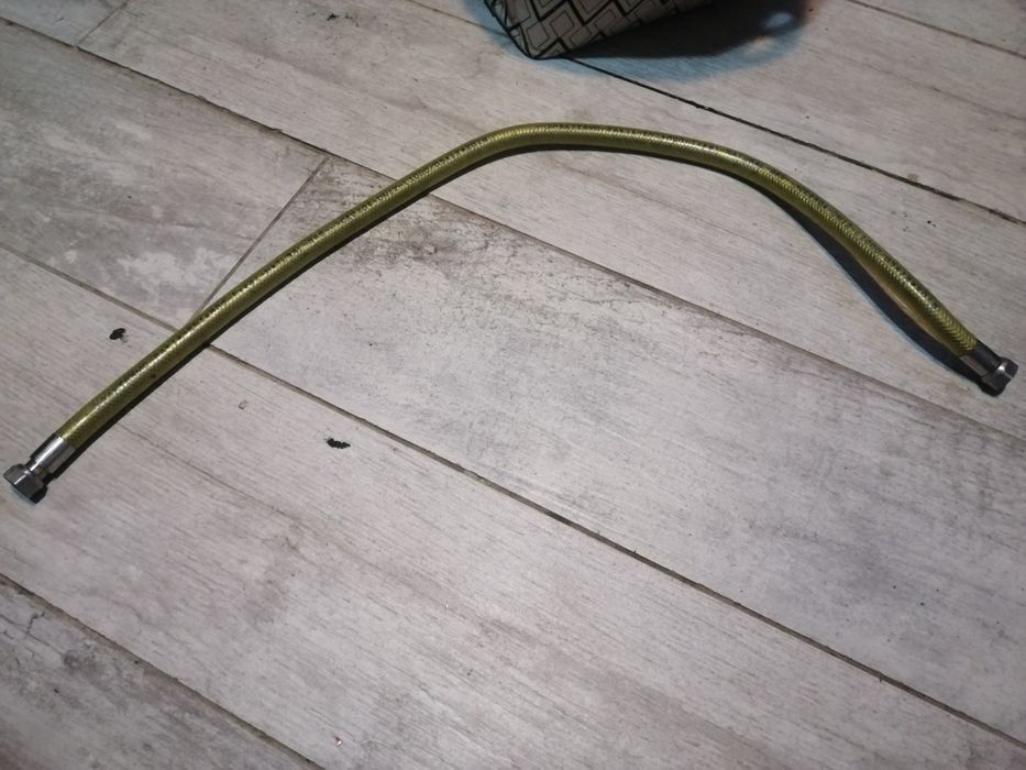 Wąż elastyczny gazowy do kuchenki gazowej.