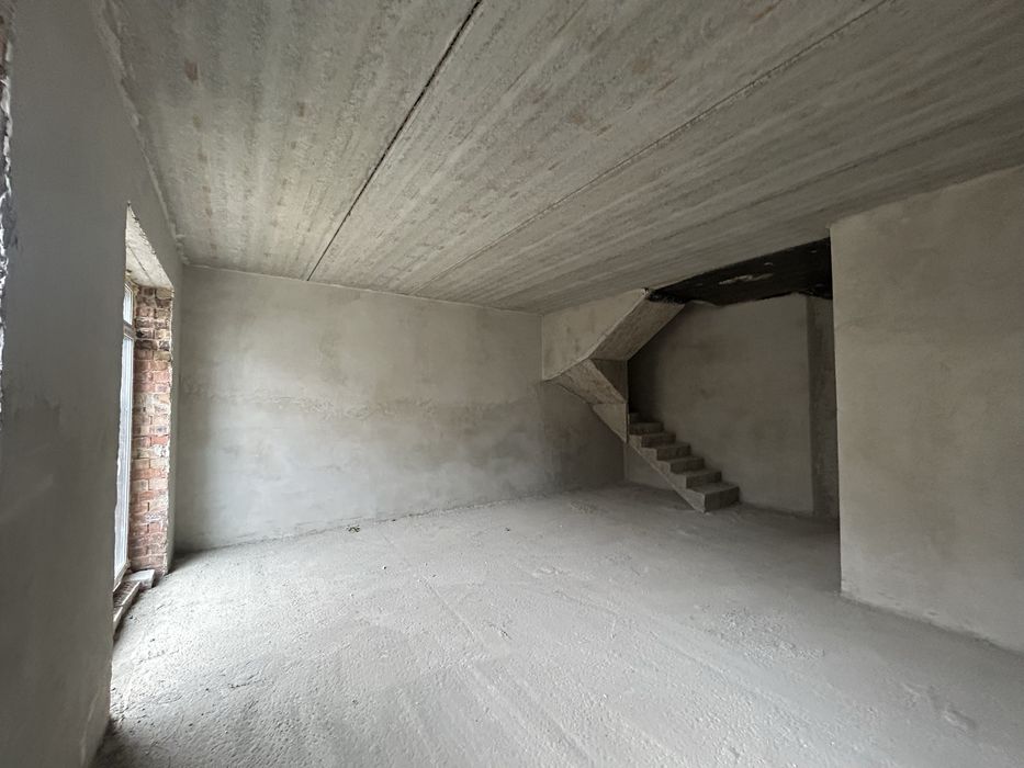 Таунхаус з гаражем Готовий до ремонту.Підведені всі комунікації