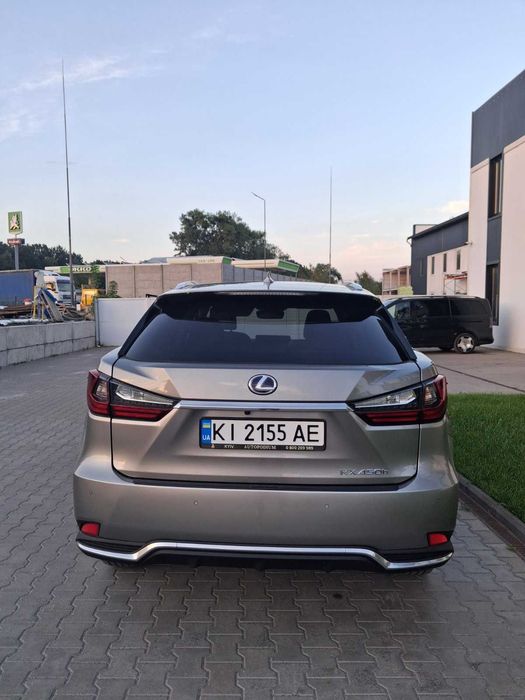 Обміняю преміальний гібрид на інше авто, нерухомість.