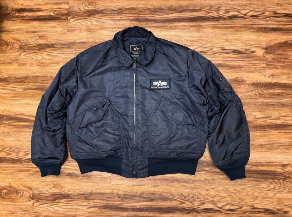 Бомбер  куртка Alpha  Industries в классическом стиле military / flight jacket. Модель CWU-45/P — культовый фасон американских лётных курток.