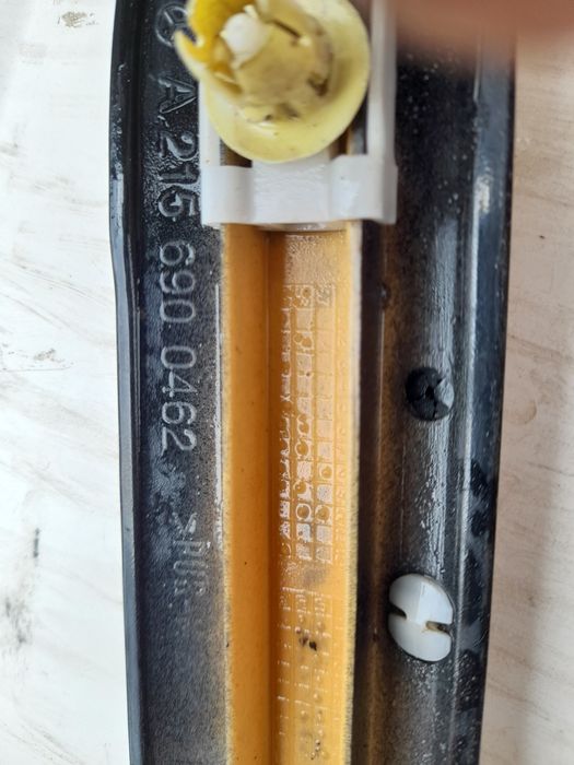 Декоративна планка на переднє праве крило