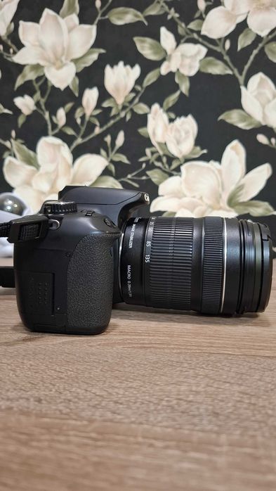 Canon EOS 650D разом з чудовим об'єктивом EF-S 18-135mm f/ 3.5-5.6 IS STM