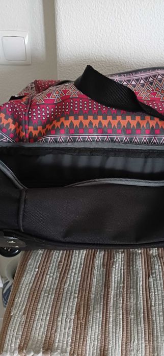 Saco para  viagem multicolor, com rodas e pega rebatível