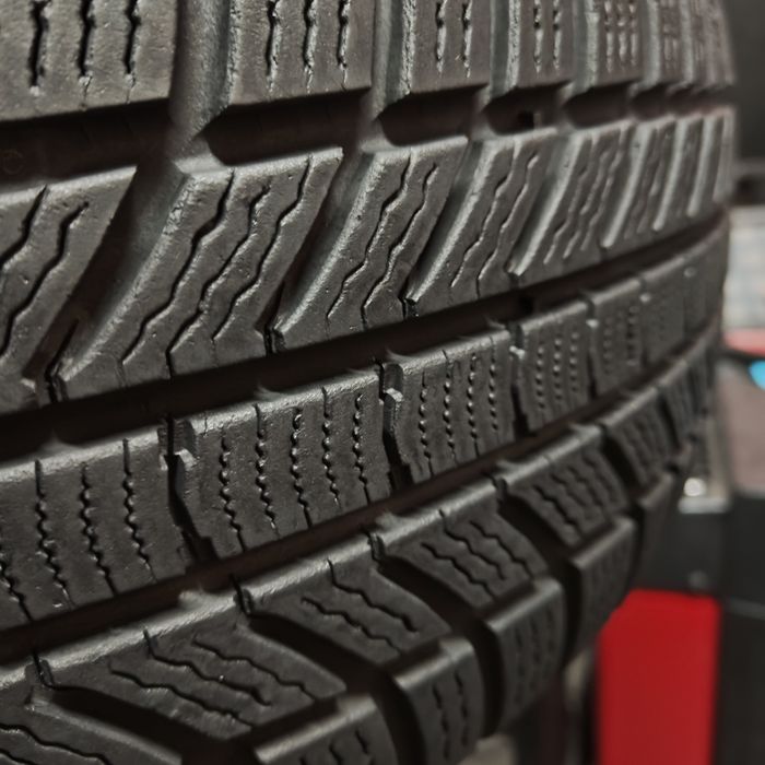 235/60/18 XL Sprzedam parę opon zimowych Continental