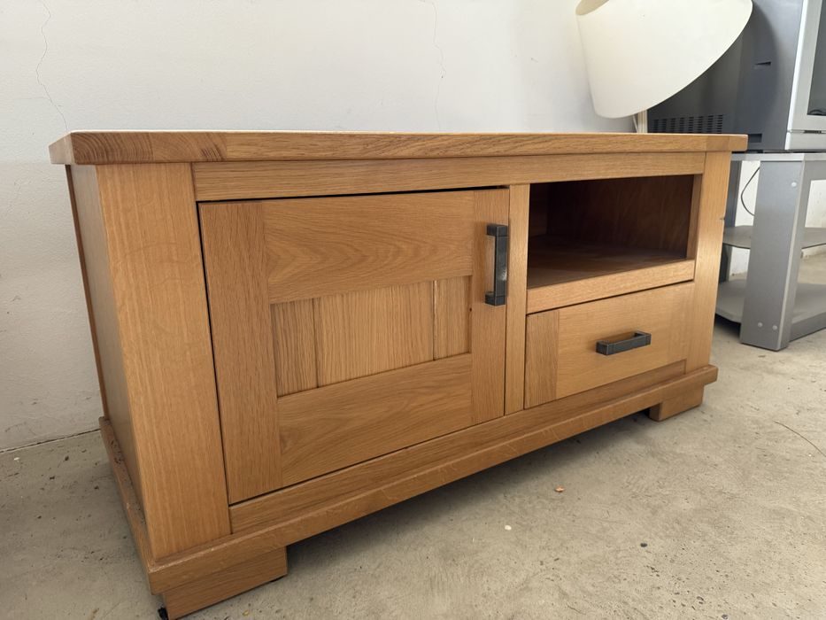 Тумбочка під телевізор