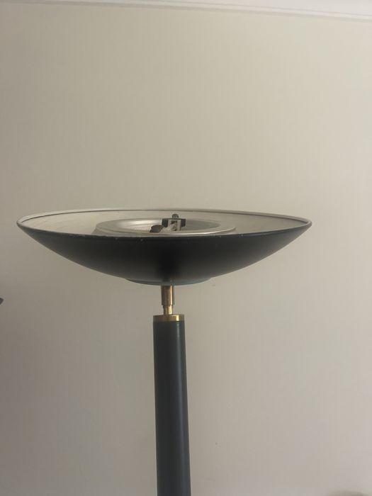 Candeeiro de pé em halogenio com muito poder de iluminação e decorativo.