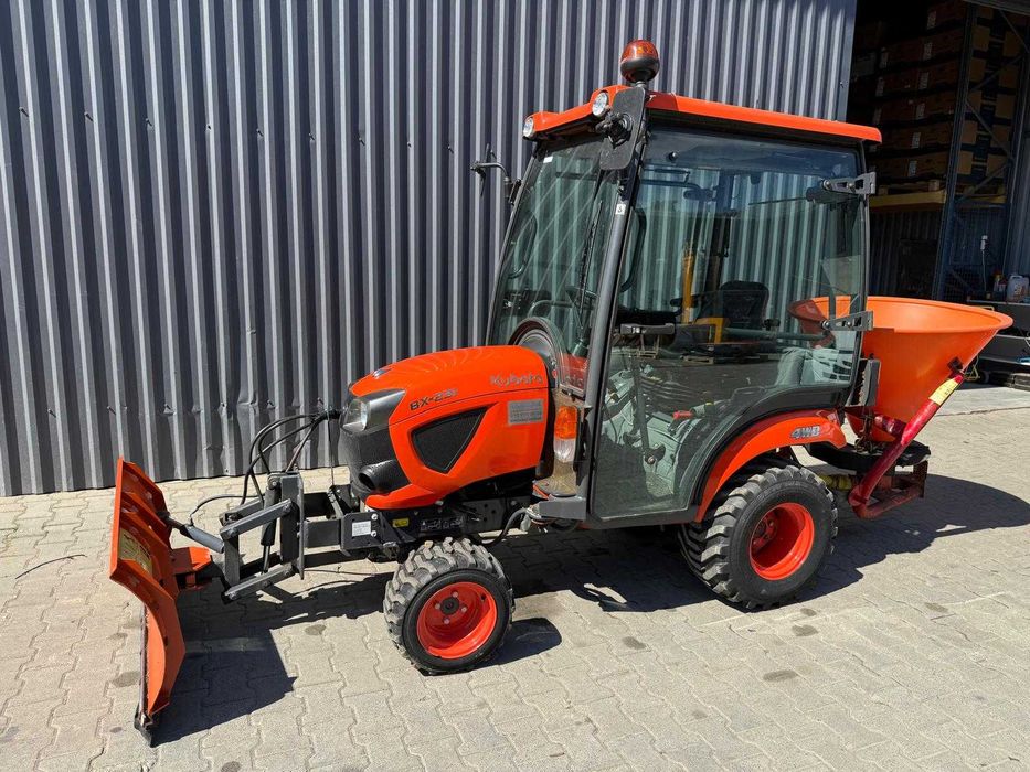 traktorek Kubota BX231 z kabiną, osprzęt ziomowy