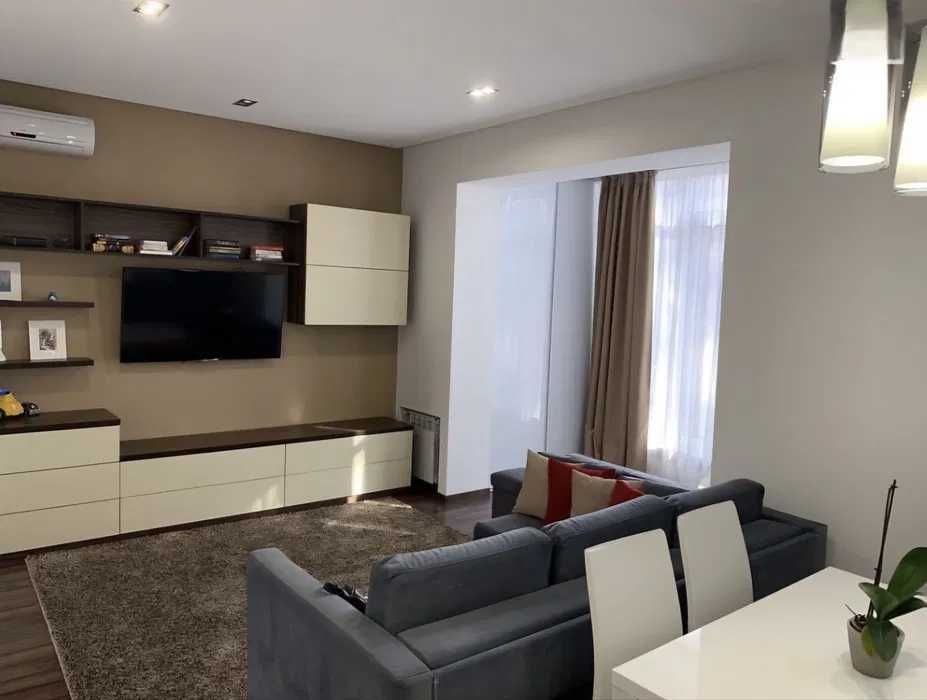 Продаю комфортну 2К з меблями і технікою при вїзді. Газ.