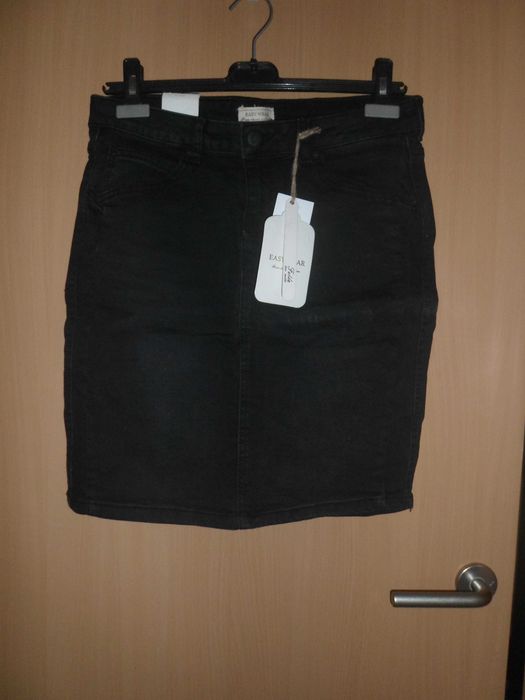 saia com bolsos da marca Easy Wear para mulher jovem
