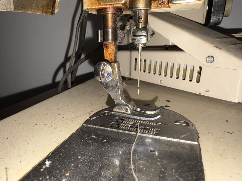 Máquina de costura elétrica