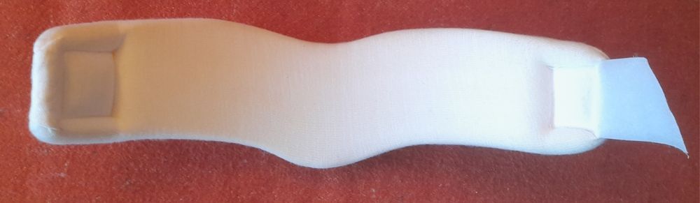 Kołnierz ortopedyczny miękki biały typu Schantza wysokość 10 cm.