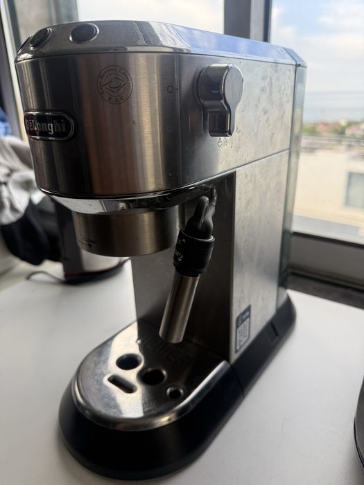 Máquina de café DELONGHI Dedica Style  EC685.BK