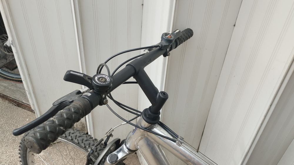 Bicicleta desportiva c/suspensão dianteira de alumínio