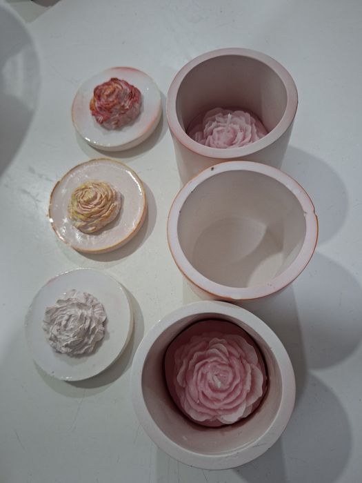 Fazemos lembranças para festas: casamentos, baptizados, aniversários, etc. Velas,  gesso perfumado, sabonetes de glicerina, plantas em miniatura.