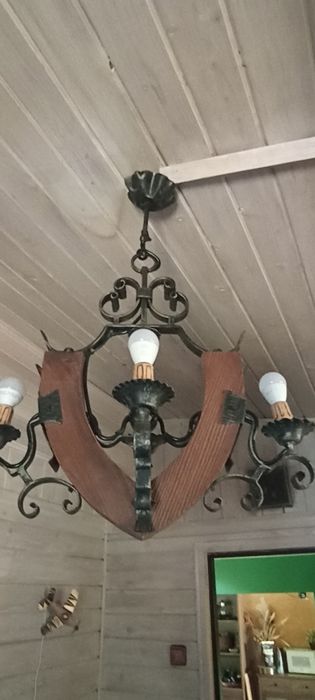 Kuty,żeliwny żyrandol na drewnianej podkowie