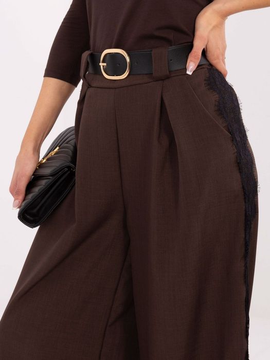 Ciemnobrązowe spodnie ITALY MODA z koronkowymi lampasami – eleganckie