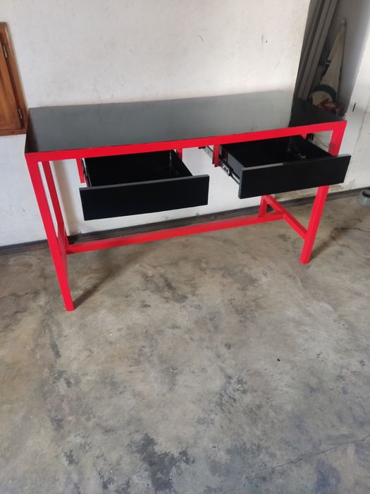 Bancada de trabalho com 2 gavetas